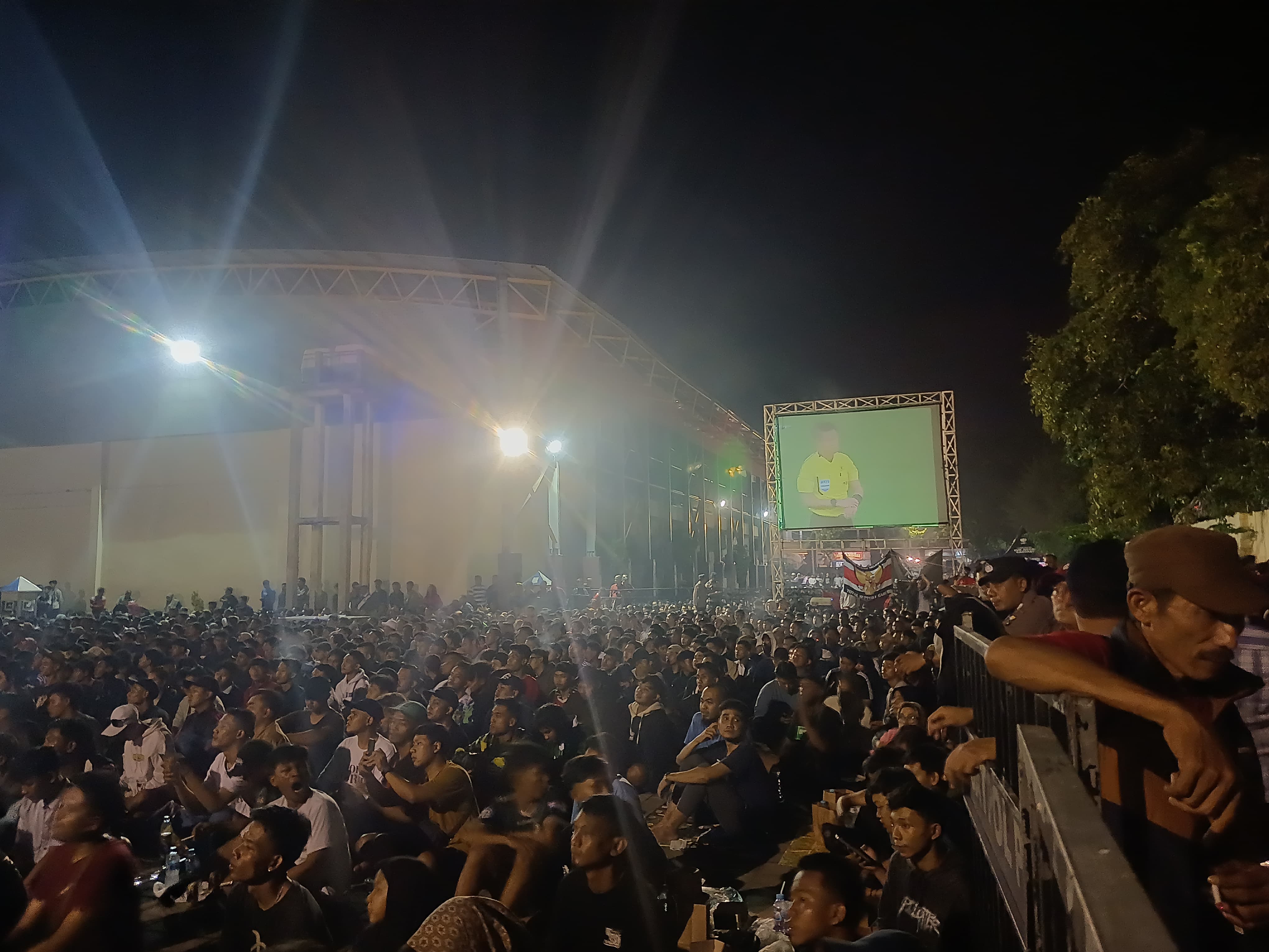MERIAH: Kerumunan suporter menyaksikan pertandingan semifinal Piala Asia U-23 Qatar antara Indonesia versus Uzbekistan di kompleks GOR Seni Mojopahit, Kota Mojokerto, Senin (29/4) malam.