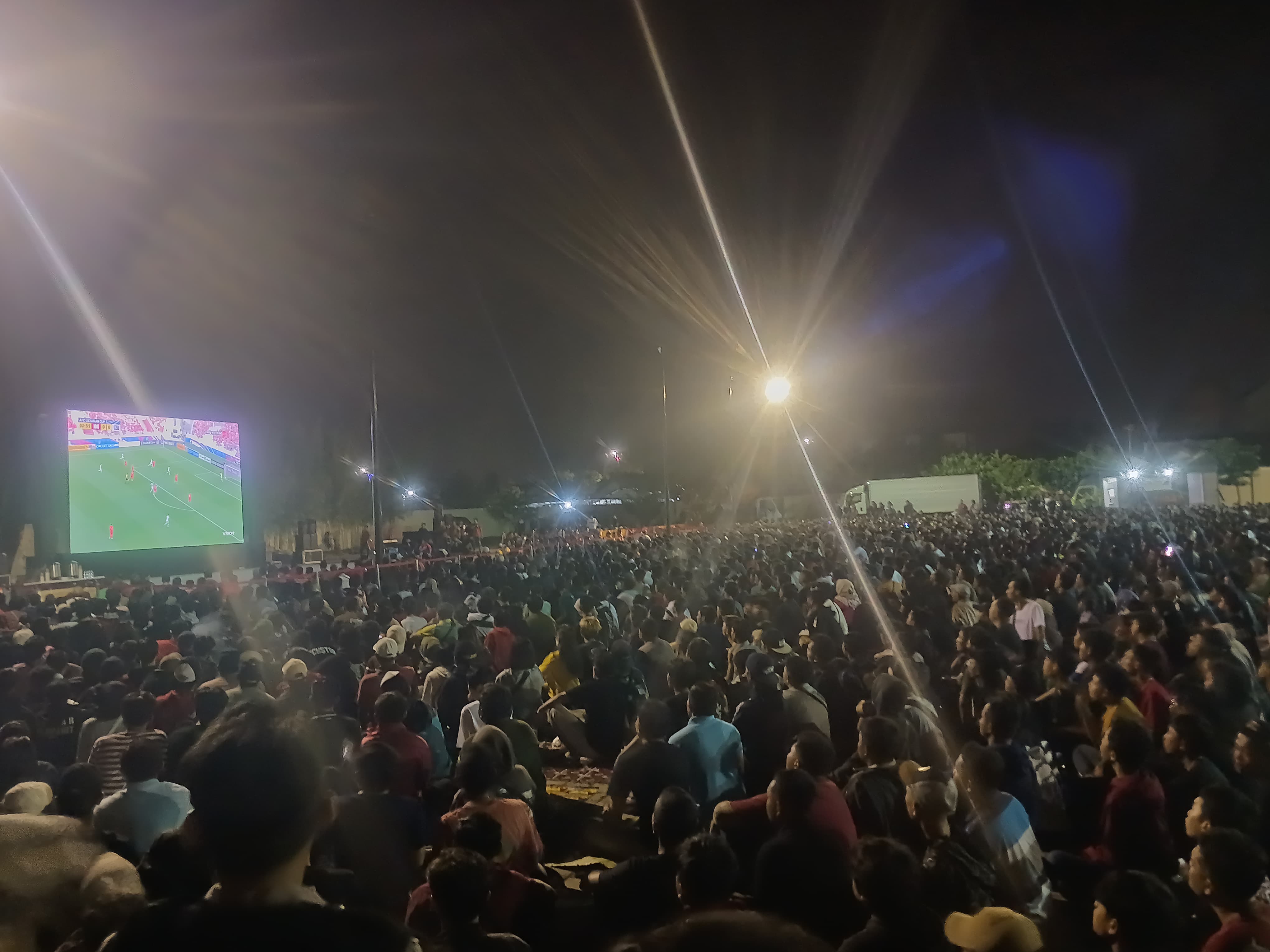 MERIAH: Kerumunan suporter menyaksikan pertandingan semifinal Piala Asia U-23 Qatar antara Indonesia versus Uzbekistan di kompleks GOR Seni Mojopahit, Kota Mojokerto, Senin (29/4) malam.