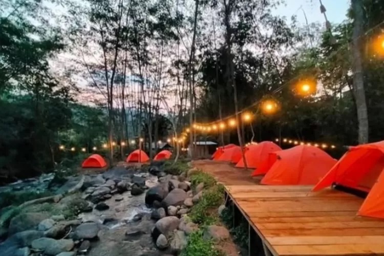 Kalisengon Riverside Camping Ground and Eatery.ft// Jawa Pos