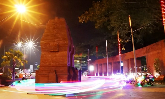 Taman Benteng dengan desain Majapahitan ramai dikunjungi karena tempatnya yang nyaman.