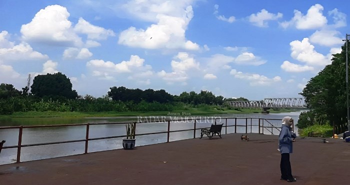 Taman Hayam Wuruk ramai dikunjungi karena pesona Sungai Brantas.