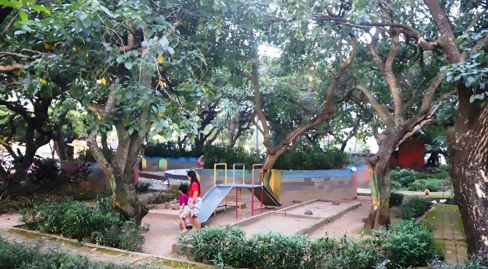 Sejuknya Taman Semeru karena dikelilingi pepohonan yang rindang.