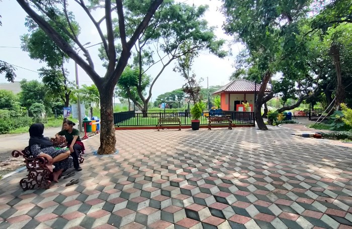 Taman Suromulang dilengkapi dengan berbagai area bermain yang cocok untuk bersantai.