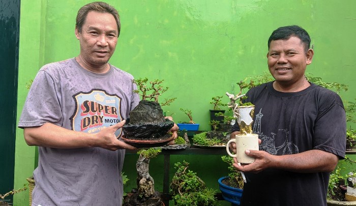 BANGGA: Supriadi dan Jimmy bersama bonsai yang mereka rawat di Magersari Gang VII, Kecamatan Magersari, Kota Mojokerto. (Foto: Satria Putra for Radar Mojokerto)