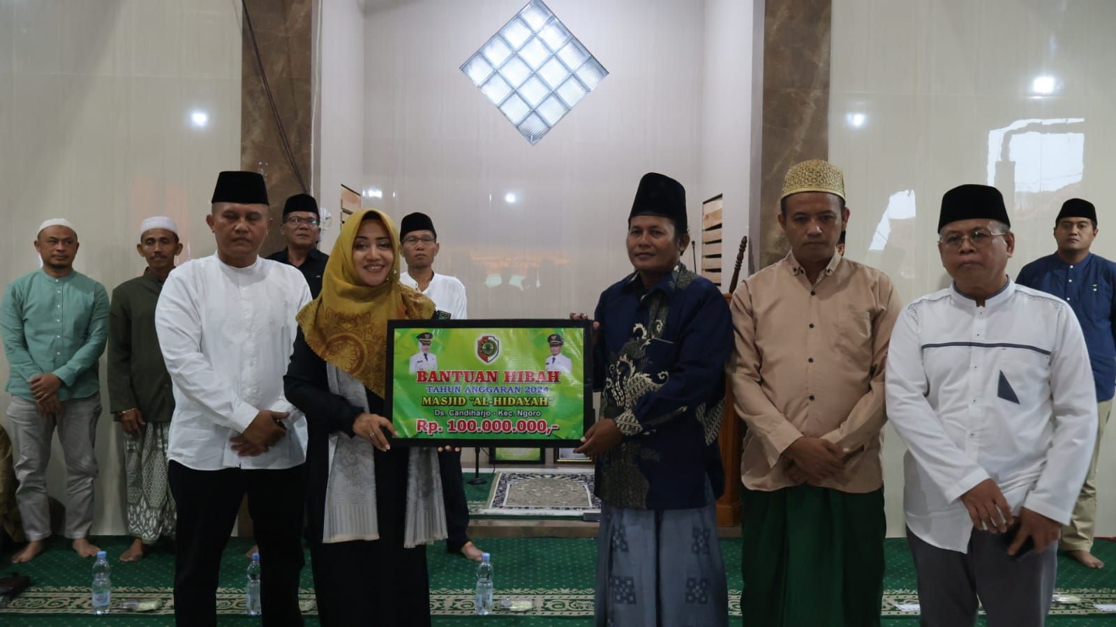 KOMITMEN: Bupati Ikfina Fahmawati salurkan dana hibah sekaligus menyatakan komitmennya membangun desa serta tingkatkan kualitas infrastruktur keagamaan.