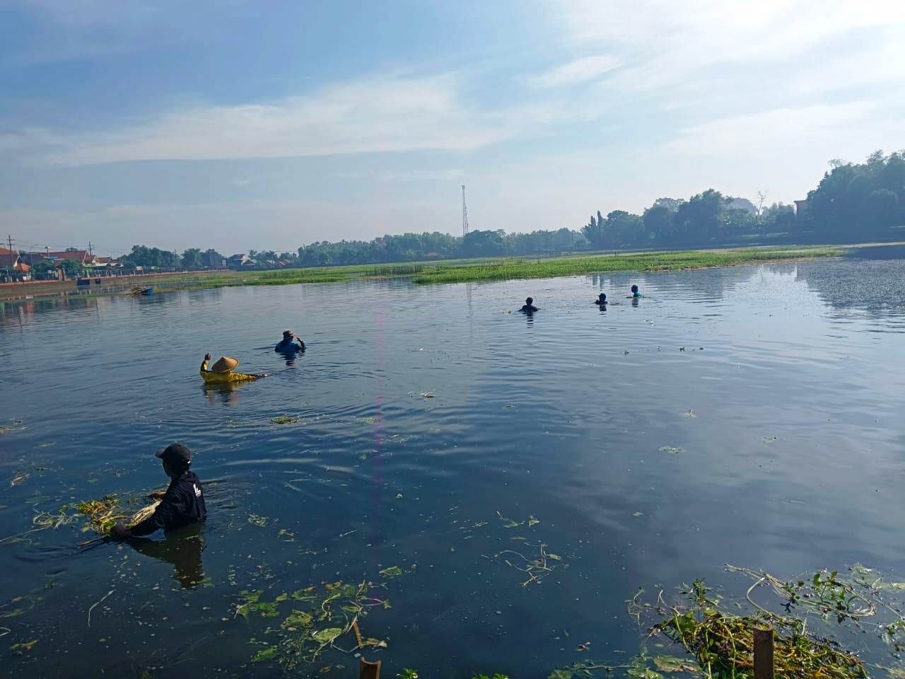 RESIK-RESIK: Puluhan tim juru pelihara BPK Wilayah XI Jatim kerja bakti membersihkan Situs Kolam Segaran Trowulan yang ditumbuhi alga dan lumut
