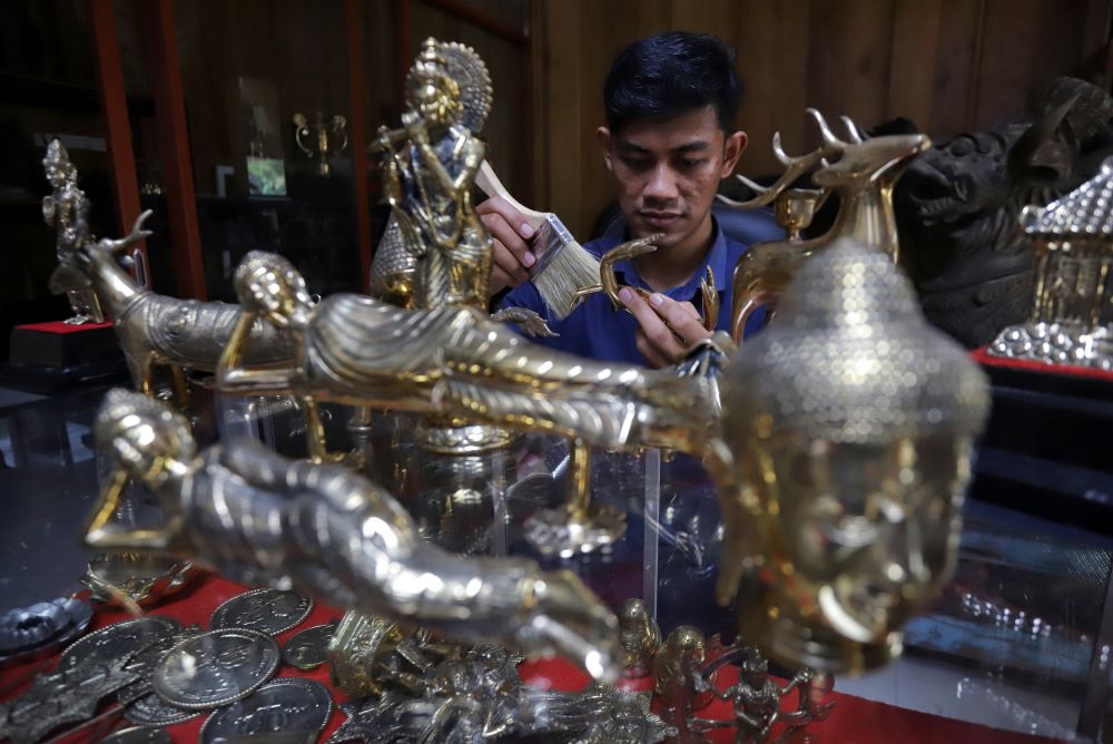 DETAIL: Seorang perajin tengah merampungkan penggarapan kerajinan cor kuningan di Desa Bejijong, Kecamatan Trowulan, Kabupaten Mojokerto, Senin (29/4).