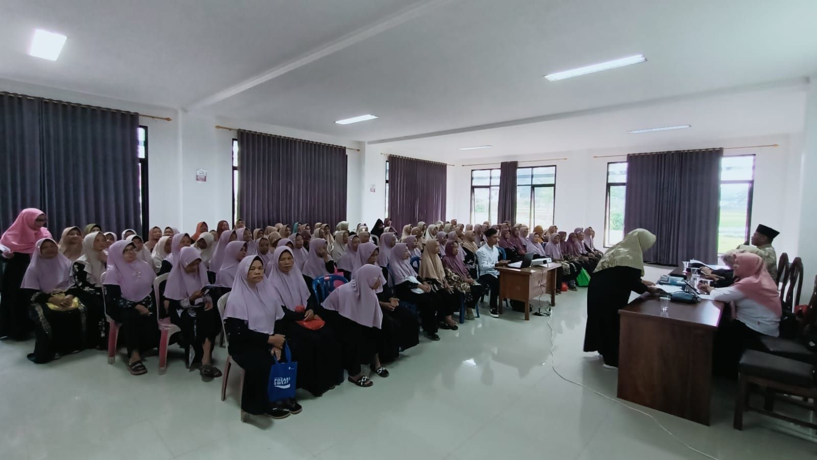 JAGA KESEHATAN: Lansia di Desa Claket, Kecamatan Pacet antusias mengikuti posyandu yang digelar Pustu Pacet.