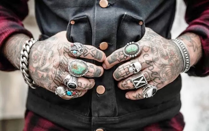 Alat tatto yang tidak steril berpotensi menyebabkan HIV.
