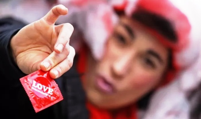 Penggunaan kondom saat berhubungan intim mampu mengurangi risiko penularan HIV.
