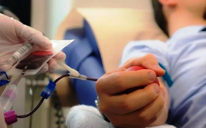 Transfusi darah yang tidak tepat berpotensi menularkan HIV.