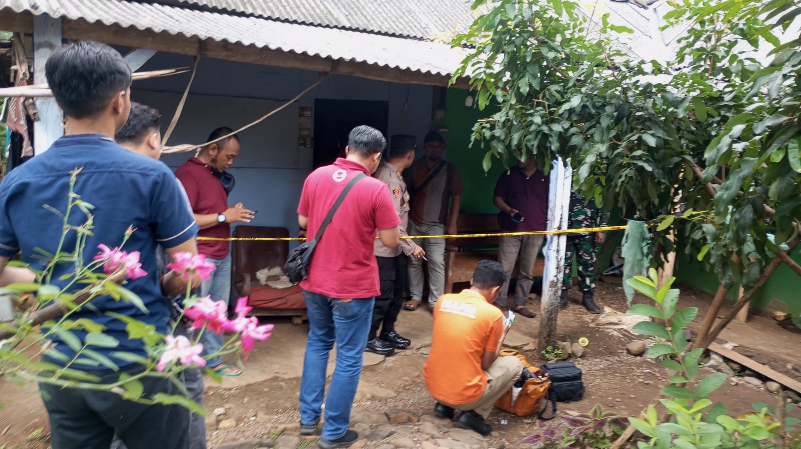 PENANGANAN: Petugas kepolisian melakukan olah TKP bunuh diri di Kecamatan Gondang, Selasa (30/4) pagi.
