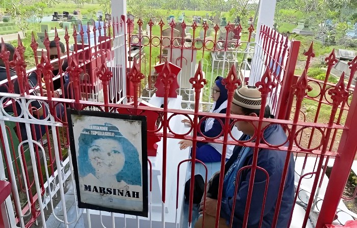 KHIDMAT: Para peziarah sedang berdoa di makam Marsinah, salah satu tokoh buruh di Indonesia.