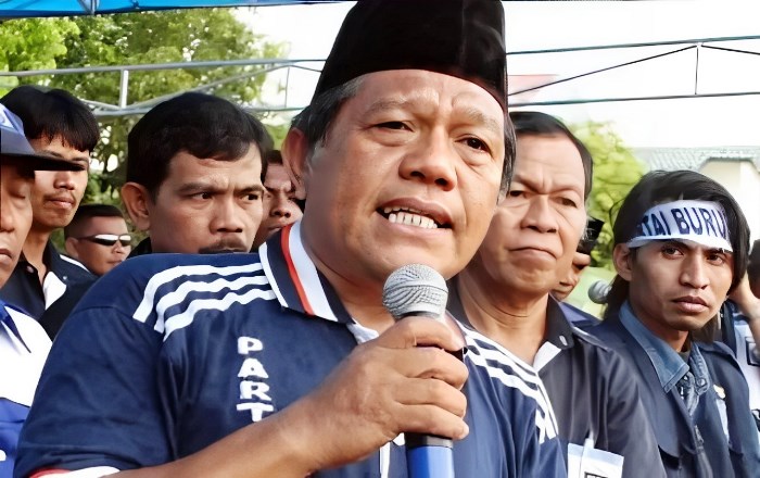 SEMANGAT: Mukhtar Pakpahan saat bersemangat menyuarakan hak buruh beserta para pekerja. Foto:JawaPos