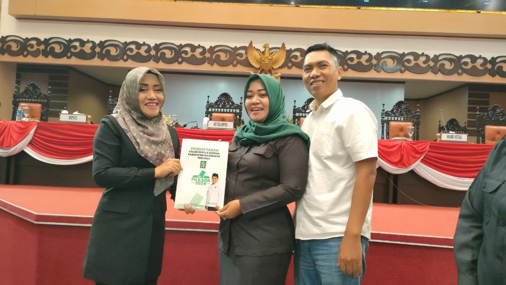 PENJARINGAN: Pengurus DPC PKB Kabupaten Mojokerto, Eka Septya Juniarti, menyerahkan formulir pendaftaran calon kepala daerah dalam Pilkada Serentak 2024 kepada Ikfina Fahmawati, kemarin (30/4).