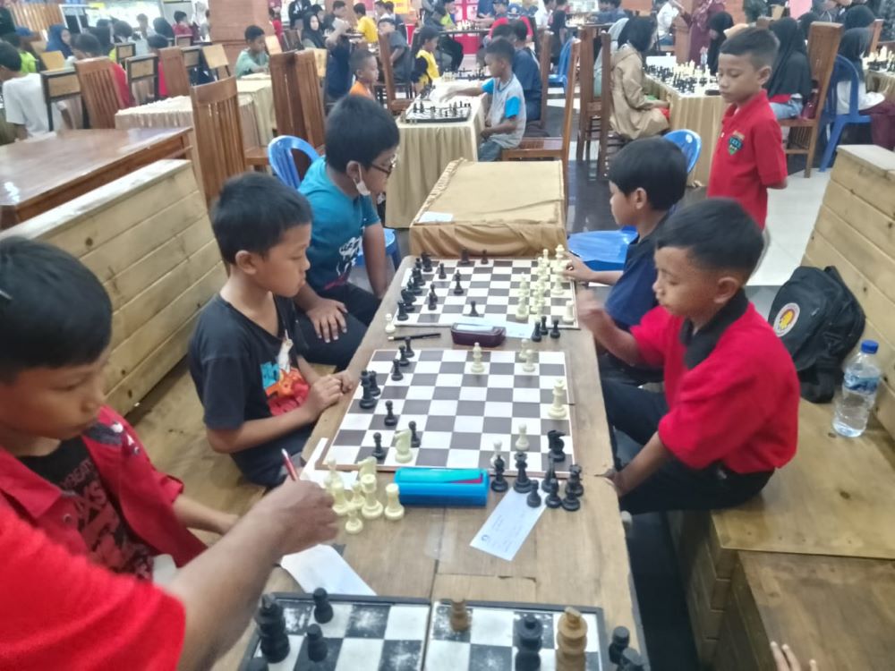 KOMPETISI: Pertandingan catur Kejurkab 2024 di Mojo Kembangsore Park, Desa Petak, Kecamatan Pacet, Kabupaten Mojokerto, 7 Januari lalu.