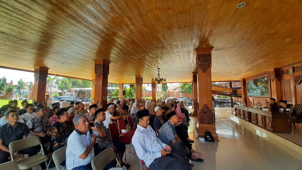 PEMBEKALAN: Para CJH mengikuti manasik haji tingkat Kota Mojokerto yang dilaksanakan di Pendapa Sabha Mandala Tama, Balai Kota Mojokerto, Selasa (30/4).