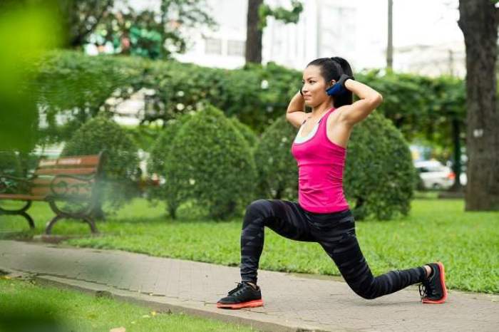 STABIL: Olahraga lunges diyakini bisa membantu membentuk postur tubuh yang kuat, kencang, dan simetris. (foto: dok Alodokter)