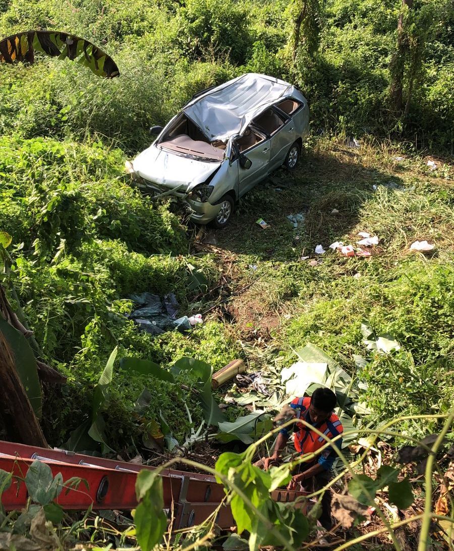 RINGSEK: Mobil Toyota Innova nopol N 1574 WO rusak parah usai terjun bebas dari ketinggian di kawasan NIP, Dusun Jurangsari, Desa Lolawang, Kecamatan Ngoro, Rabu (1/5).