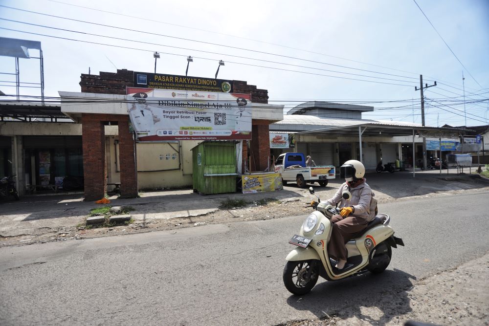 POTENSI DESA: Suasana Pasar Desa Dinoyo, Kecamatan Jatirejo sebagai pusat kegiatan perekonomian masyarakat setempat.