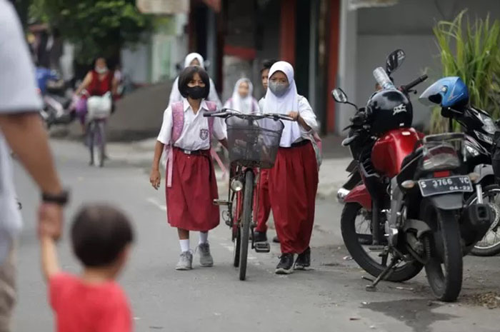 Sejumlah siswa SD di Kota Mojokerto sepulang dari sekolah.