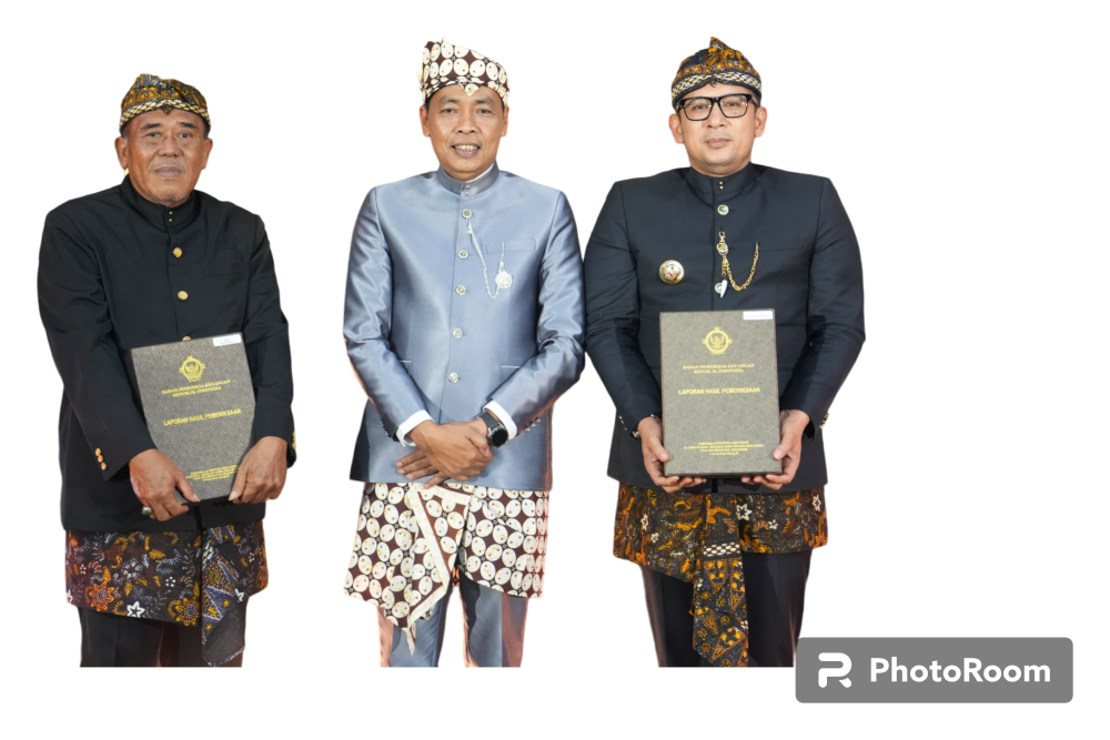 CAPAIAN: Penyerahan LHP atas LKPD Tahun Anggaran 2023 Kota Mojokerto oleh Kepala BPK RI Perwakilan Jawa Timur Karyadi (tengah) kepada Pj Wali Kota Mojokerto Moh. Ali Kuncoro (kanan) dan Ketua DPRD