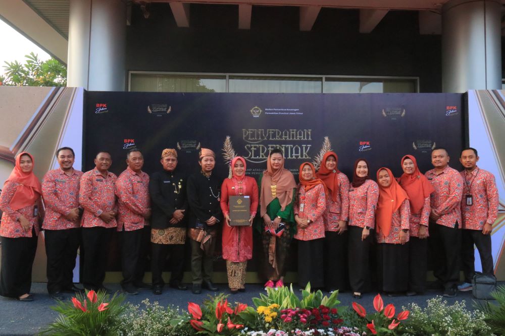 KOMPAK: Bupati Mojokerto Ikfina Fahmawati didampingi Sekdakab Mojokerto Teguh Gunarko, Inspektur Poedji widodo, dan Kepala BPKAD Mieke Juli Astutik serta pegawai inspektorat dan BPKAD.