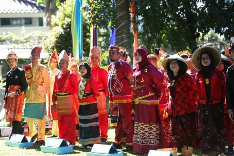 PAKAIAN ADAT: Mengenakan pakaian adat dari berbagai daerah di Indonesia jadi bagian dalam peringatan hari pendidikan nasional. (foto: dok Jawa Pos)