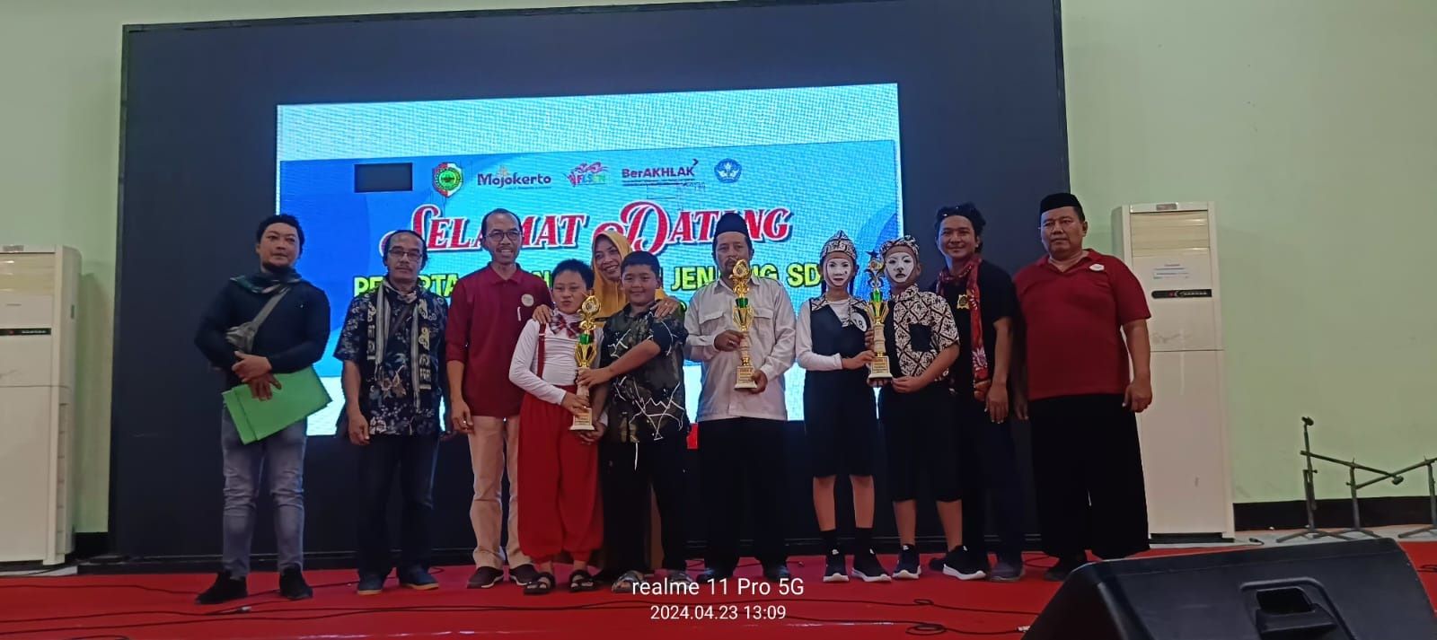 BERAGAM: Kabid Dikdas Dispendik Mujiati menyerahkan hadiah kepada pemenang lomba FLS2N kepada jenjang SD.
