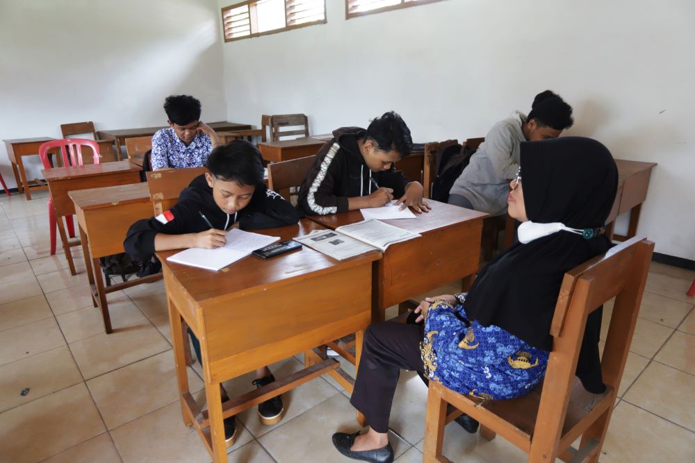 TAK LENGKAP: Suasana kegiatan pembelajaran di UPT SKB Mojokerto di hari produktif yang hanya dihadiri segelintir warga belajar.