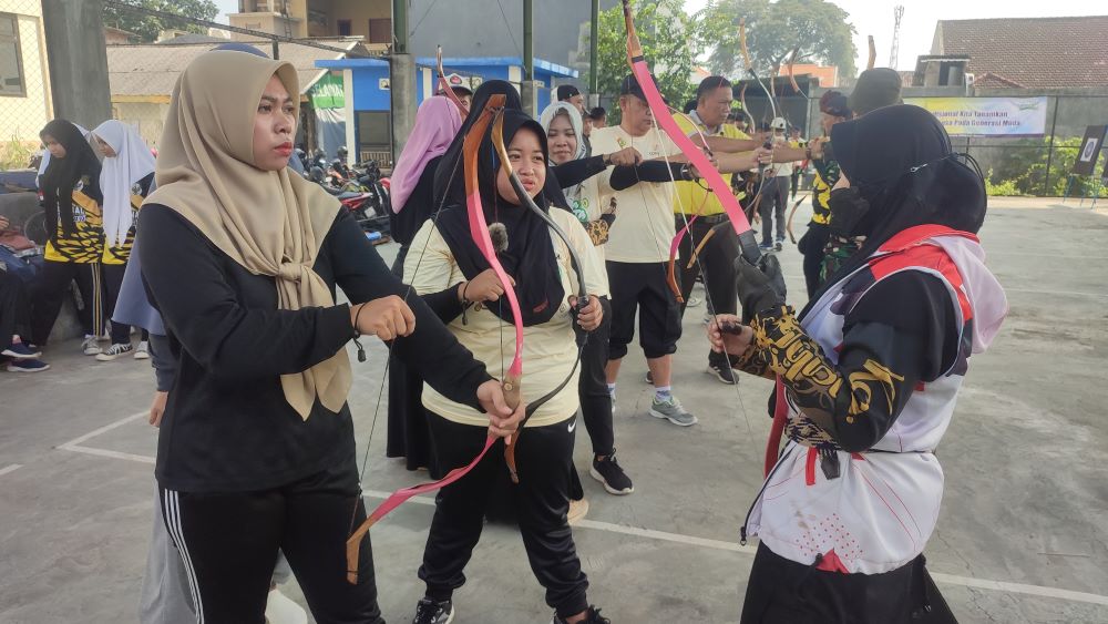 ANTUSIAS: Guru olahraga mendapat pelatihan olahraga tradisional di kompleks GOR Indoor Gajah Mada, Mojosari, Kabupaten Mojokerto.
