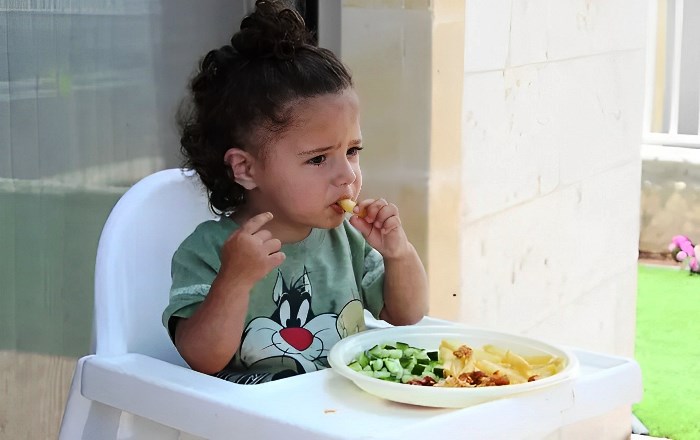 KREATIF: Anak perempuan terlihat sedang makan sayuran yang bentuknya dikreasikan dengan unik.