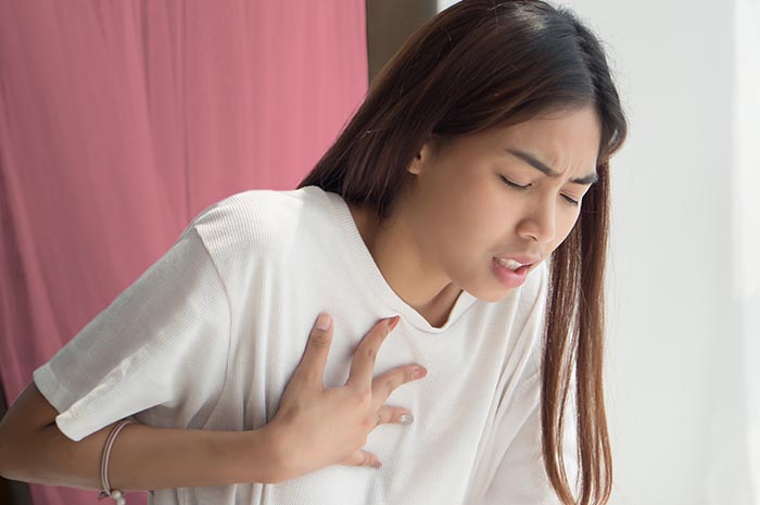 SESAK: Seorang wanita mengalami gejala asma yang kambuh secara tiba-tiba. (foto. dok: Halodoc)