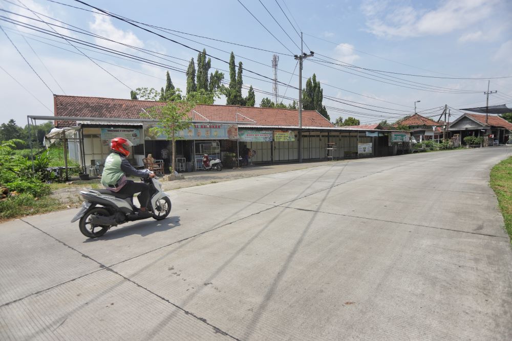 TAMBAH PAD: Kawasan kios yang dinaungi BUMDes Karangjeruk, Kecamatan Jatirejo, disewakan bagi masyarakat untuk mendongkrak ekonomi desa.
