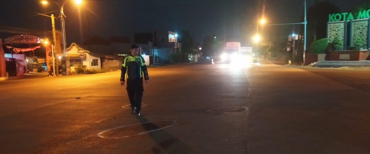 PENELUSURAN: Petugas Unit Laka Satlantas Polres Mojokerto melakukan olah TKP di Simpang 5 Desa Kenanten, Kecamatan Puri, Sabtu (4/5) dini hari.