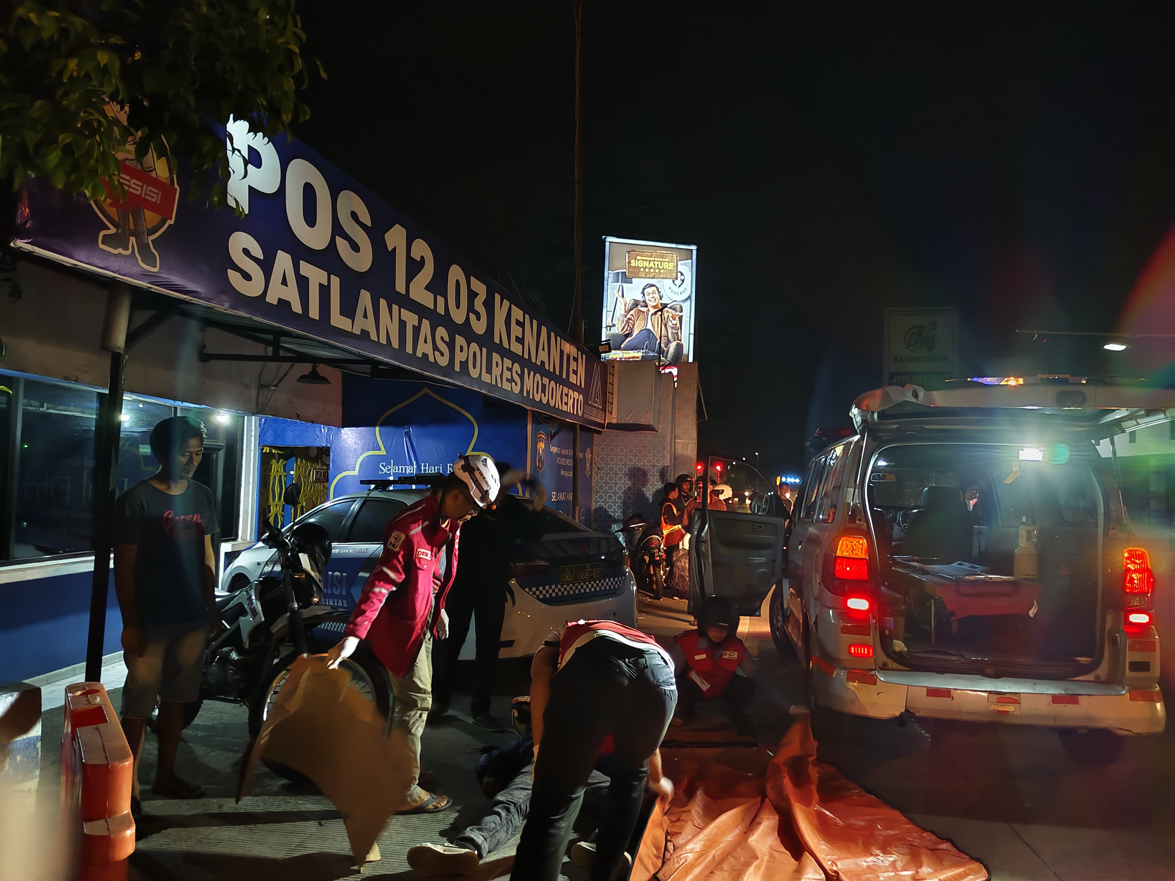 DIEVAKUASI: Dibantu PMI Kabupaten Mojokerto jasad korban dievakuasi ke kamar jenazah RSUD dr Wahidin Sudiro Husodo Kota Mojokerto.