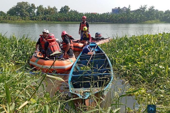 TAK TERGOLONG: Tim Satlak PB Kota Mojokerto bersama BPBD dan kepolisian saat mencari jasad korban di lokasi terbaliknya perahu tepat di bibir Sungai Brantas, Kelurahan Pulorejo, Kota Mojokerto.
