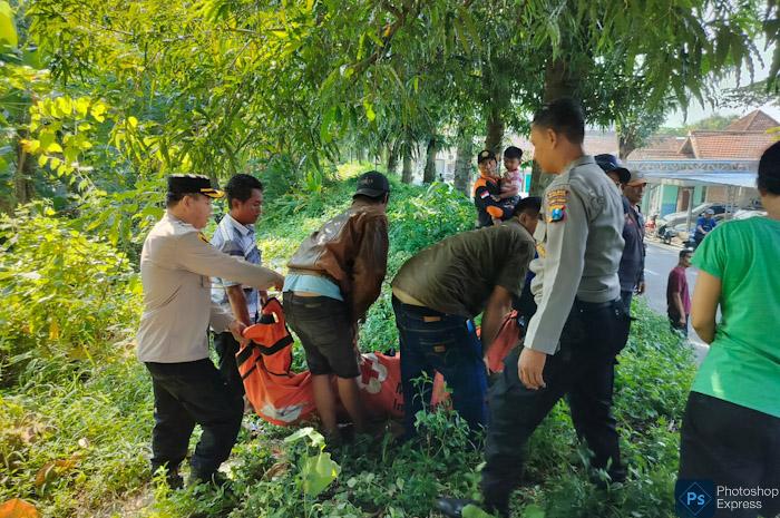 Kepolisian bersama BPBD Kabupaten Mojokerto serta Tim Satlak PB Kota Mojokerto melakukan evakuasi jasad korban, Sabtu (4/5).