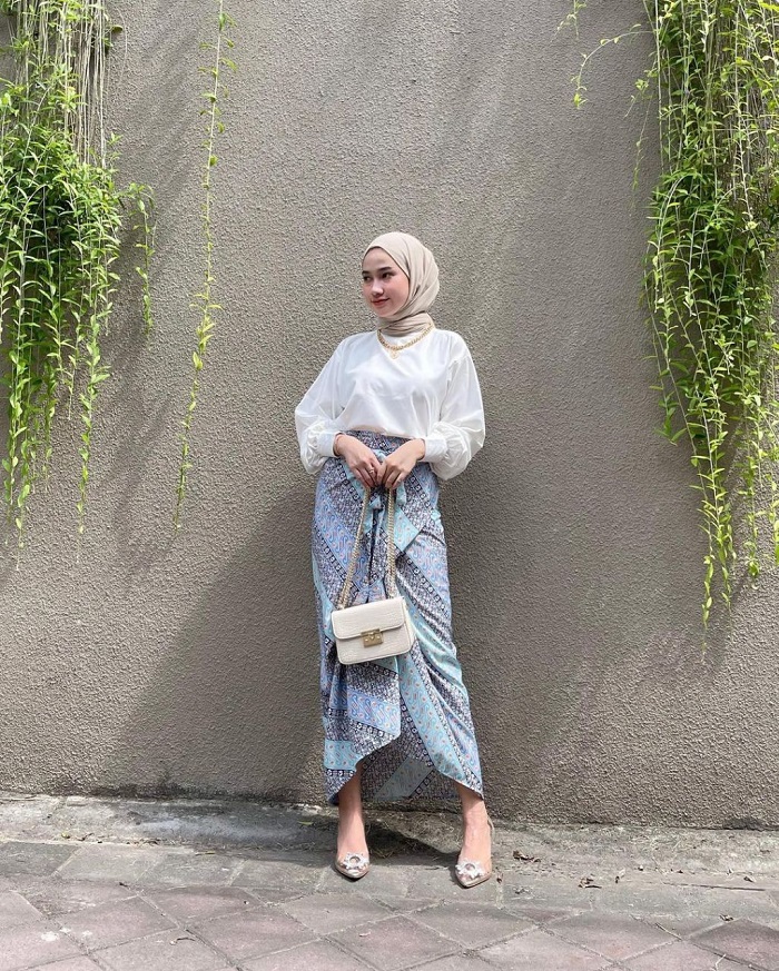 SIMPLE: Outfit untuk dikenakan saat kondangan kini relatif simpel namun tetap anggun.