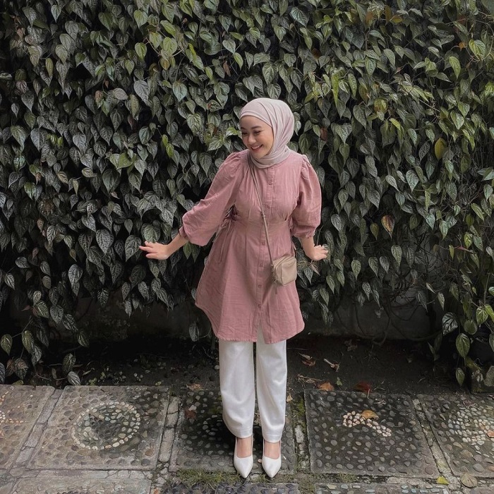 ELEGAN: Busana model sederhana namun berkesan elegan jadi pilihan untuk digunakan kondangan lantaran membuat pemakainya tampak makin feminin.