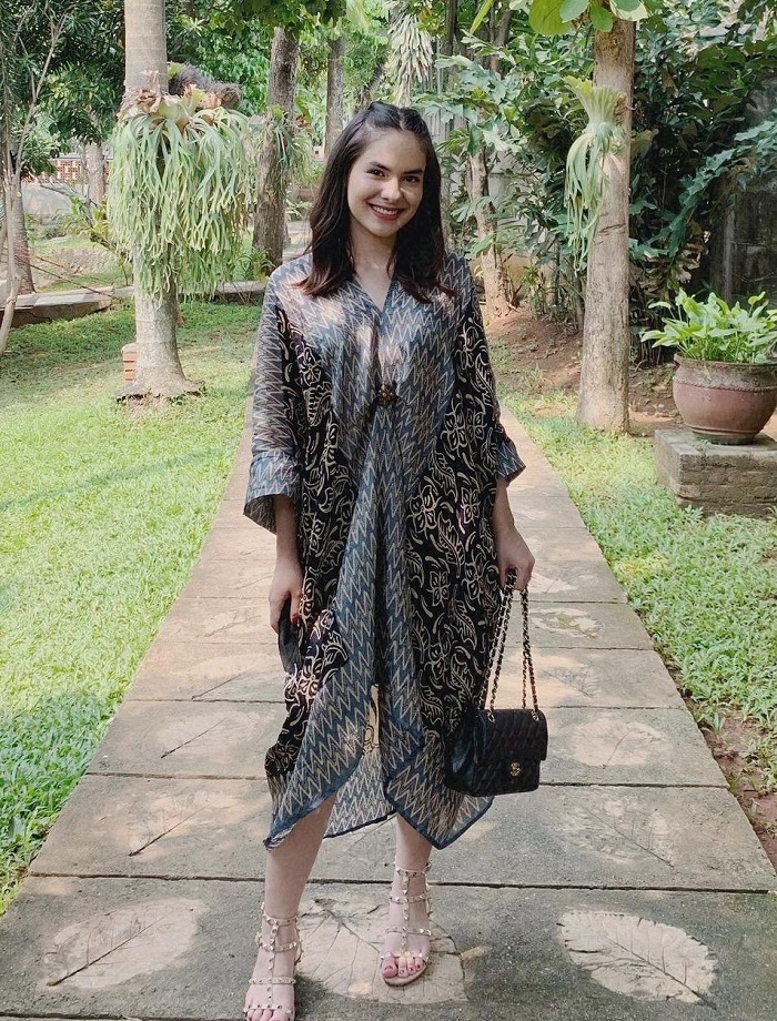 ELOK: Motif batik pada dress menambah kesan simpel dan fresh saat dikenakan untuk kondangan.