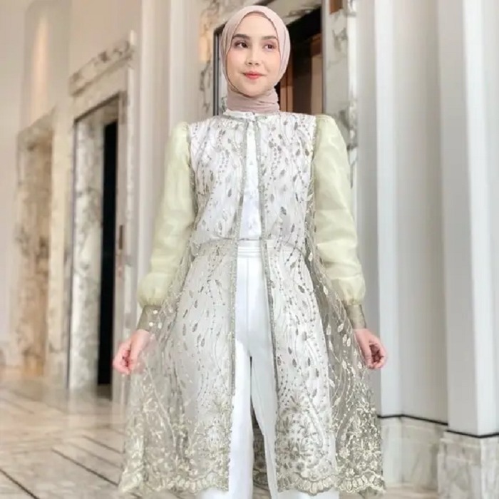 CANTIK: Outfit warna cerah jadi alternatif pilihan kawula remaja untuk acara kondangan.