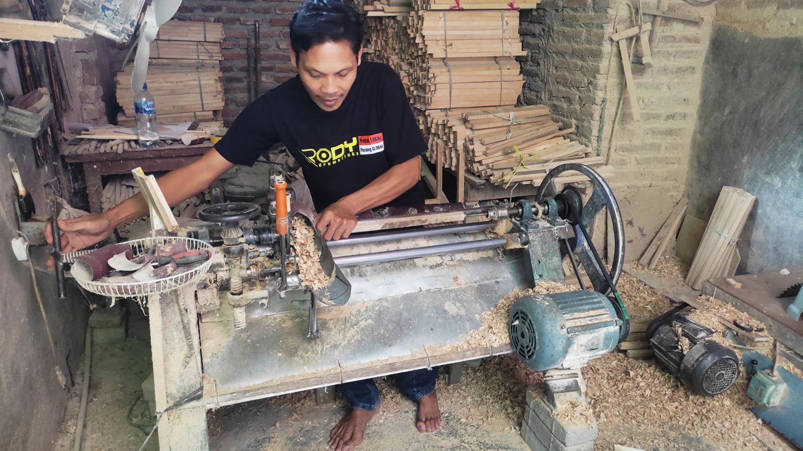 KRIYA: Salah satu perajin sedang membuat stick drum dari limbah kayu. UMKM unggulan Desa Kalipuro, Kecamatan Pungging, ini telah menembus pasar Nasional hingga ekspor.