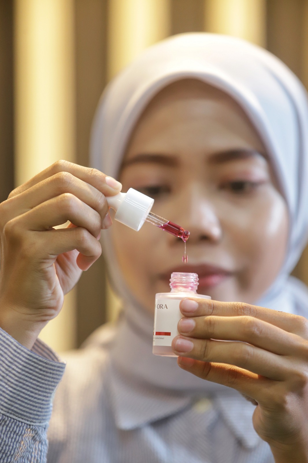 CANTIK DAN SEHAT: Pengguna retinol kini mulai digemari kalangan mahasiswa dan ibu-ibu muda di Mojokerto. Retinol dikenal menyimpan kandungan vitamin A yang baik untuk kulit wajah.
