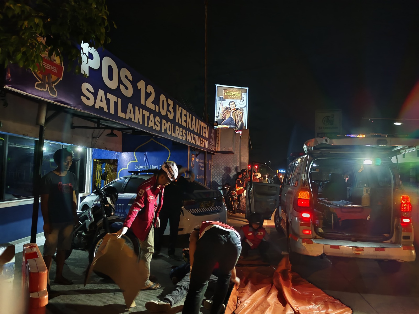 DIEVAKUASI: Petugas PMI Kabupaten Mojokerto mengevakuasi jasad korban ke kamar jenazah RSUD dr Wahidin Sudiro Husodo Kota Mojokerto.