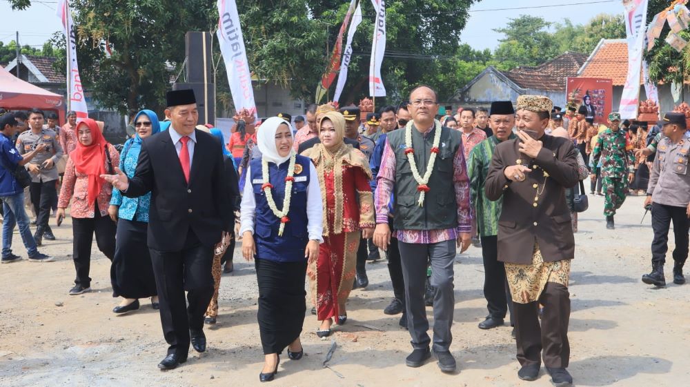 GOTONG ROYONG: Bupati Mojokerto, Ikfina Fahmawati membuka pencanangan peringatan dan efisiensi lomba Bulan Bhakti Gotong Royong Masyarakat (BBGRM) yang ke-21 tahun 2024, di Desa/Kecamatan Gedeg.