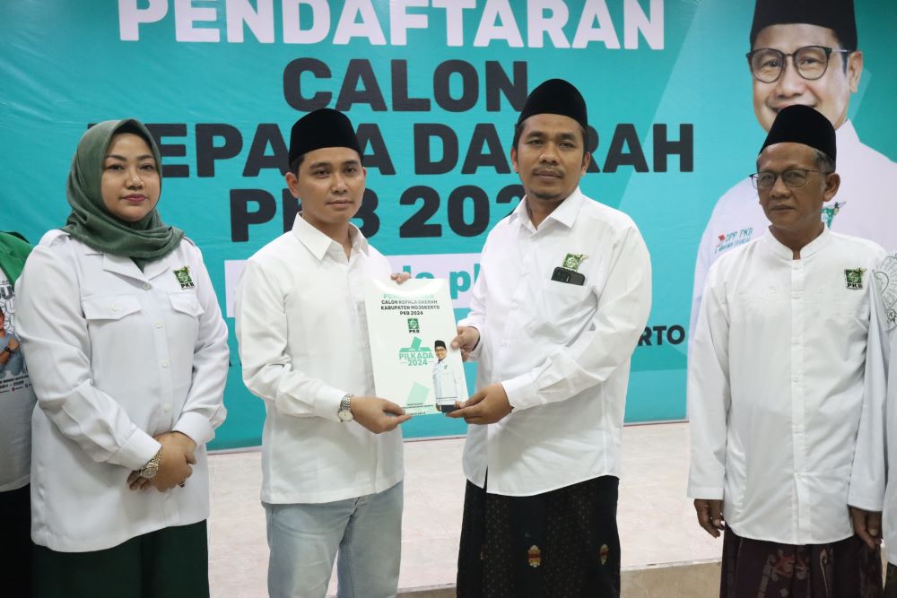YAKIN: Wakil bupati petahana, Muhammad Albarra mendatangi dan menyerahkan berkas pendaftaran bakal calon bupati di kantor DPC PKB Kabupaten Mojokerto, Minggu (5/5).