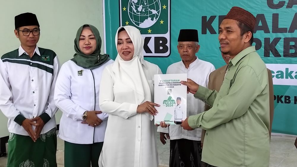 OPTIMISTIS: Ikfina Fahmawati yang juga Bupati Mojokerto, menyerahkan berkas pendaftaran penjaringan bakal calon kepala daerah ke pengurus DPC PKB Kabupaten Mojokerto, Sabtu (4/5).