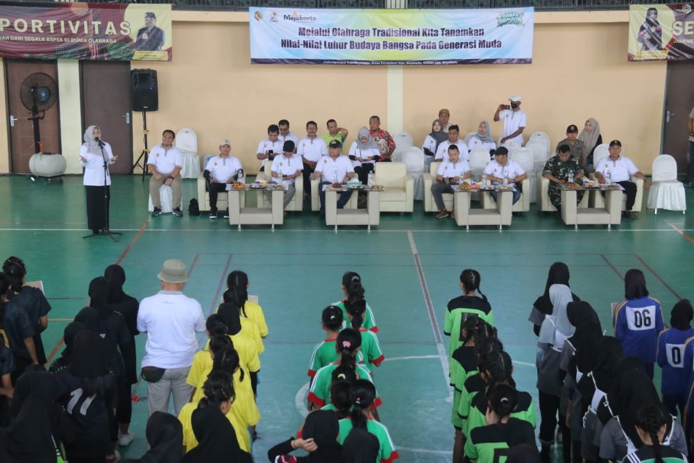 MERIAH: Pelajar mengikuti lomba hadang dan panahan tradisional di GOR Gajah Mada, Mojosari, Sabtu (4/5).