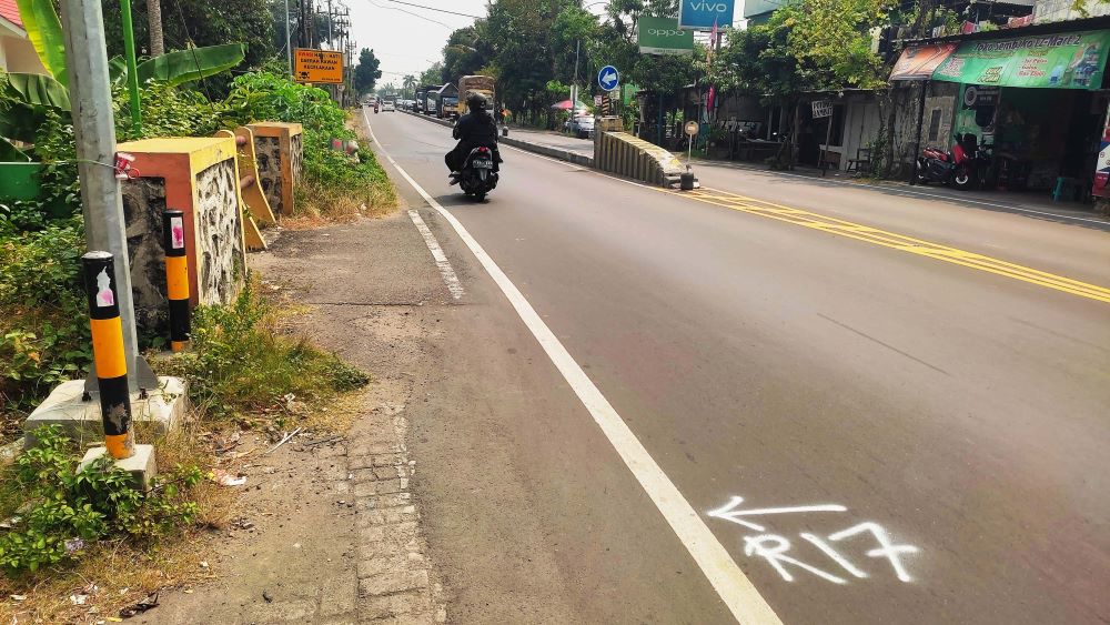 MENYEMPIT: Area jembatan di ruas Jalan Raya Puloniti, Kecamatan Bangsal, jadi salah satu titik penyempitan jalan.